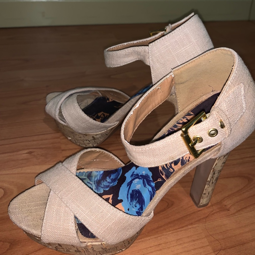Qupid Tan Thick Heel Platform Shoes Women Size 8 w Strap and Buckle Crisscross.